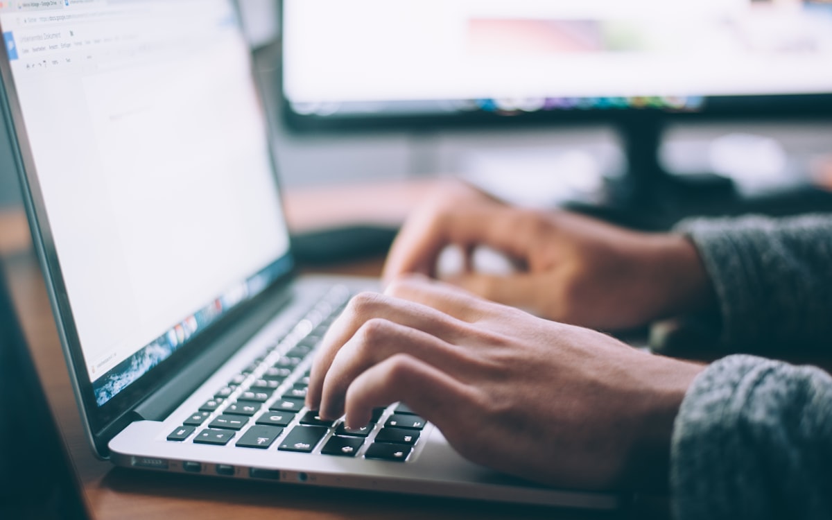Mani sulla tastiera del laptop: CRM con AI integrata nei flussi di lavoro, non in una chat a parte