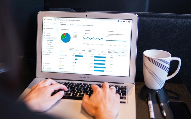 Laptop con dashboard analytics: canali di acquisizione, utenti e conversioni nello stesso report