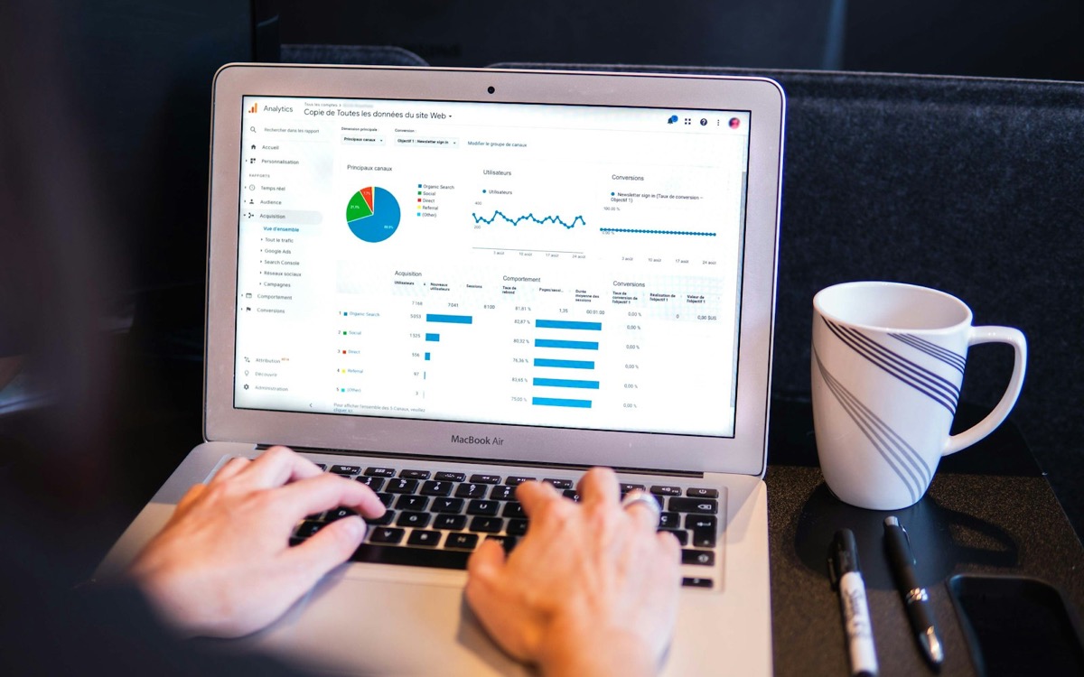 Laptop con dashboard analytics: canali di acquisizione, utenti e conversioni nello stesso report
